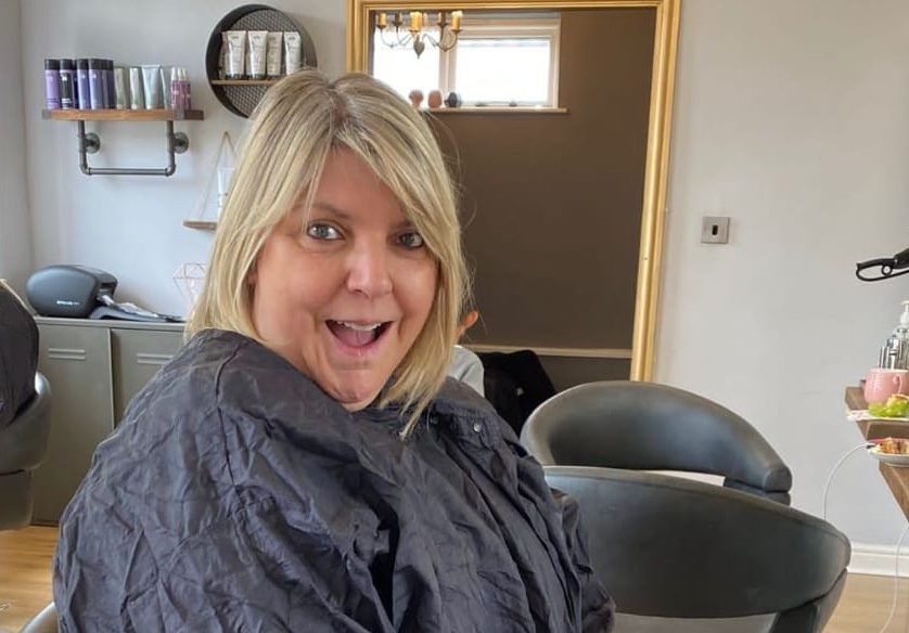 Elaine completes her head shave for East Cheshire Hospice